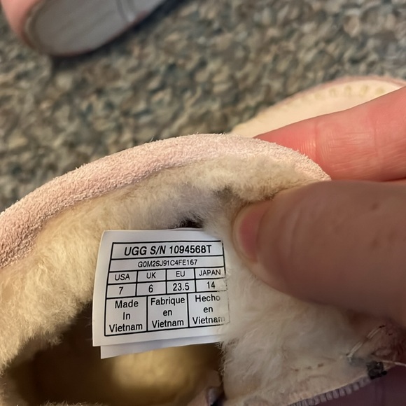 Like new Ugg boots - Picture 5 of 8